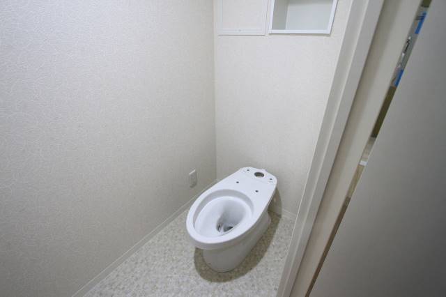 トイレ　内装工事中の写真になります