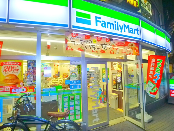 コンビニ　ファミリーマート（コンビニ）まで90m