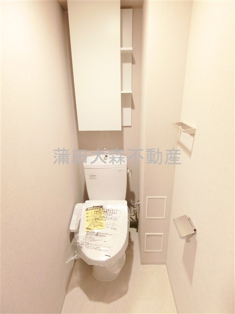 トイレ　棚収納と温水洗浄便座付きのトイレ