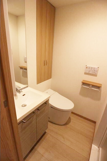 トイレ　落ち着いた色調のトイレです♪