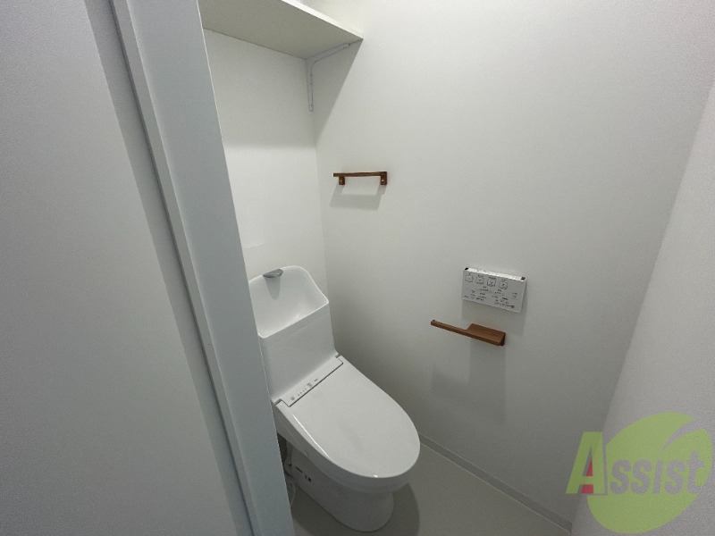 トイレ　トイレも全て白で統一され、清潔感がございます。