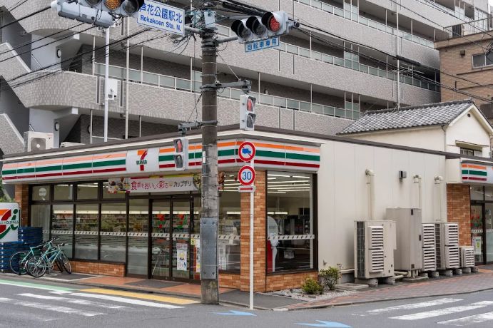コンビニ　セブンイレブン杉並芦花公園店（コンビニ）まで208m