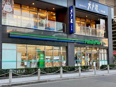 コンビニ　ファミリーマートフレッサイン新橋店（コンビニ）まで87m