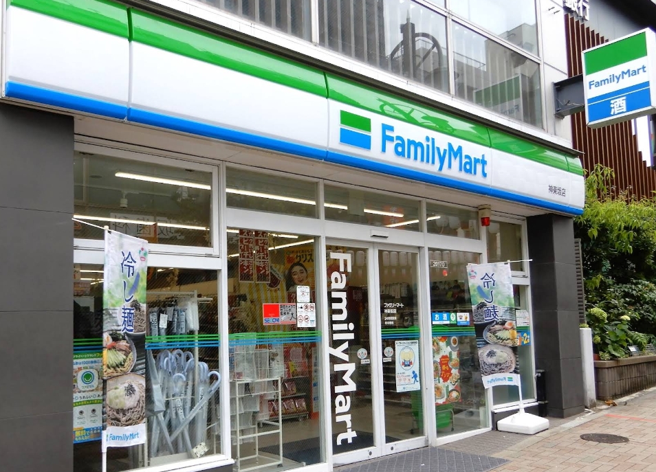 コンビニ　ファミリーマート神楽坂店（コンビニ）まで383m