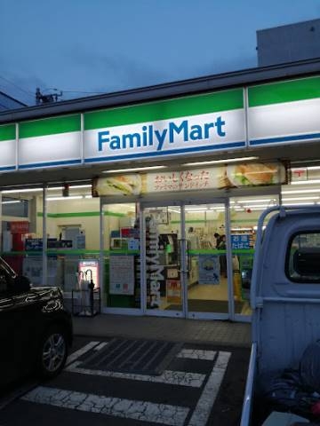 コンビニ　ファミリーマート札幌南12条店（コンビニ）まで84m