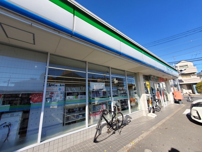 コンビニ　ファミリーマート世田谷成城通り店（コンビニ）まで350m