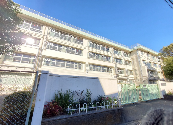 中学校　上祖師谷中学校（中学校）まで220m