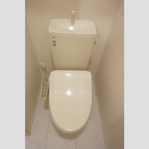 トイレ　※写真は同じマンションの違う部屋のものになります。