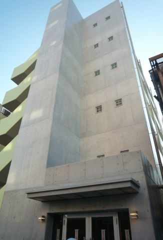建物外観　外壁コンクリートのデザイナーズマンション！