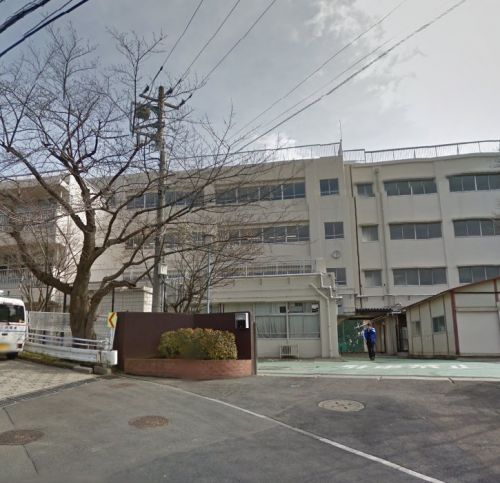 中学校　横浜市立都田中学校（中学校）まで1079m