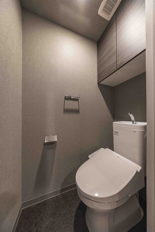 トイレ　落ち着いた色調のトイレです