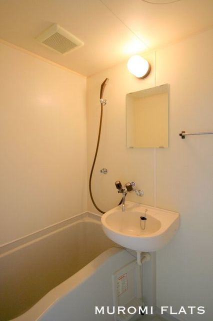 バス・シャワールーム　【浴室】風呂トイレ別　安心の都市ガスです