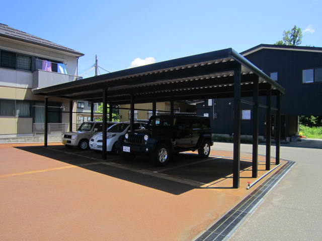 駐車場　カーポート１台分各部屋あり