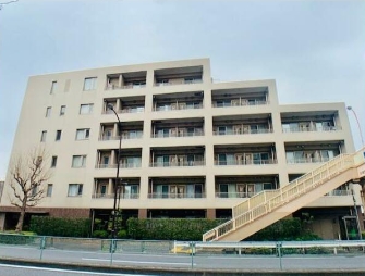 建物外観　鉄筋コンクリート造のがっちりとした建物。