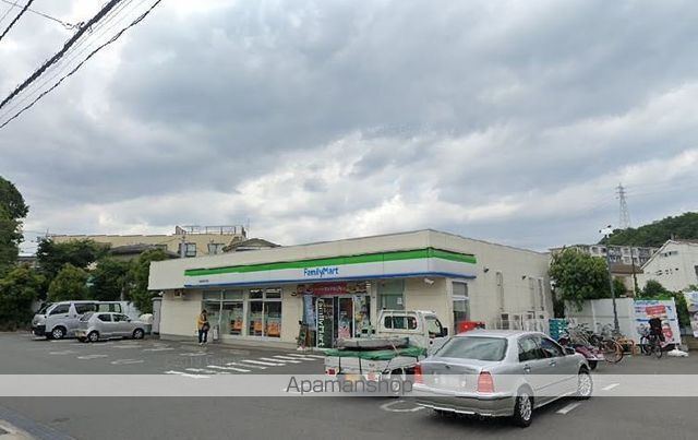 コンビニ　ファミリーマート（コンビニ）まで610m
