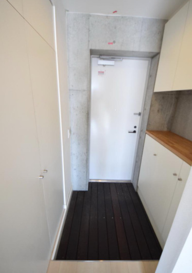 玄関　別部屋の画像を使用しております。
