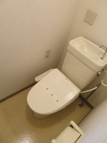 トイレ　落ち着いた色調のトイレです
