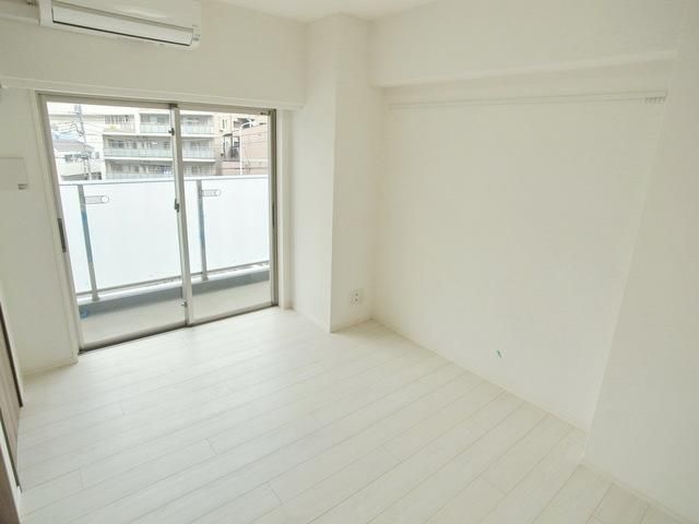 居室・リビング　☆明るいフローリングのお部屋です☆