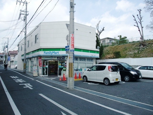 コンビニ　ファミリーマート吹田上山手町店（コンビニ）まで164m