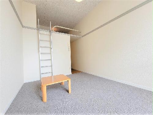 居室・リビング　家電・家具付きのお部屋です。