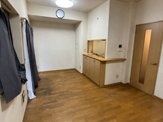 メゾンドール・ラーバン和泉III番館の居間写真