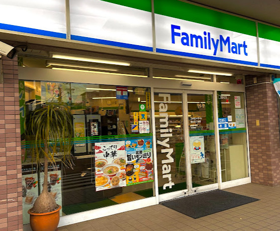 コンビニ　ファミリーマート 金山五丁目店（コンビニ）まで150m