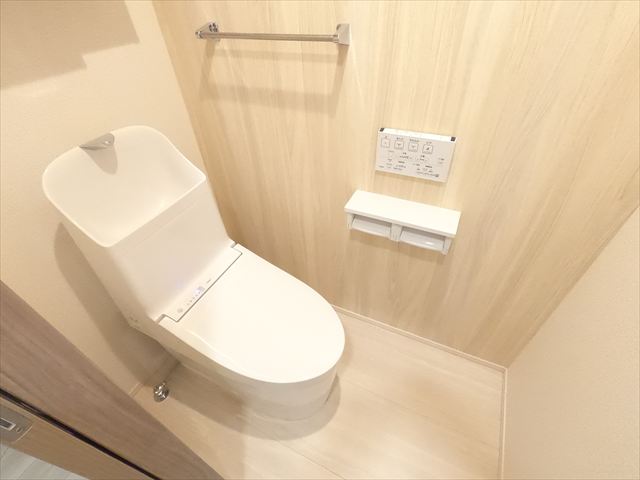 トイレ　収納あり、ウォシュレット付きの綺麗なトイレ