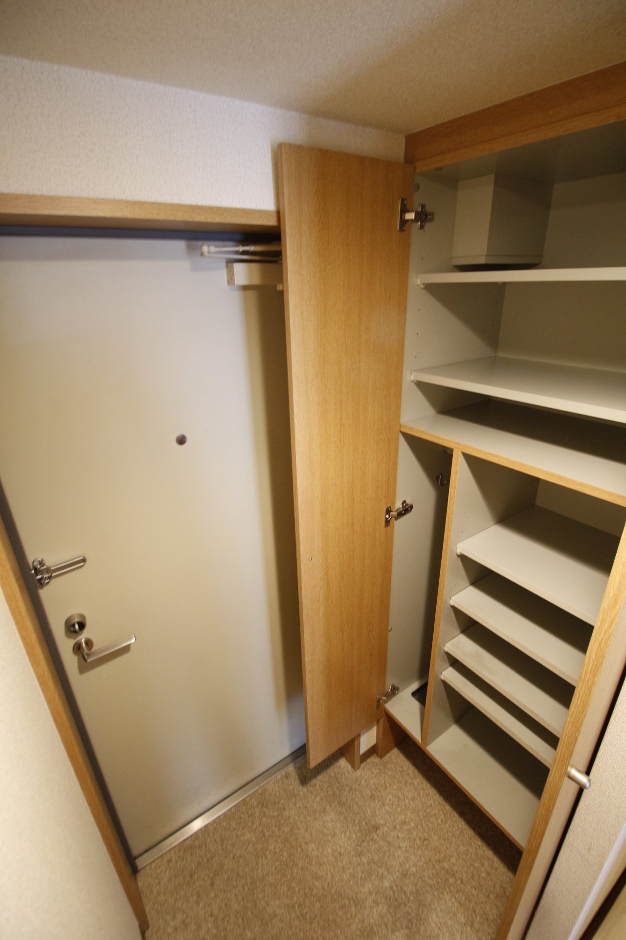 玄関　同タイプの別のお部屋です