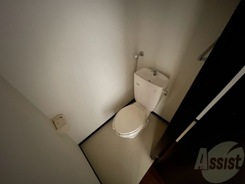 トイレ　こちらはトイレです。清潔感があり、安心して使用できます。