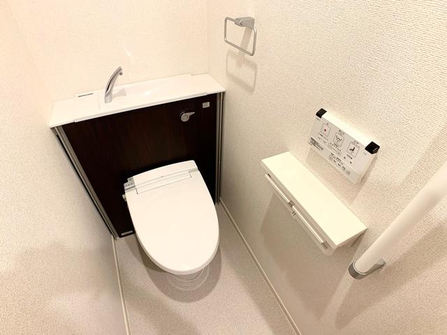 都営新宿線 森下駅 徒歩6分 7階建 築6年のトイレ写真