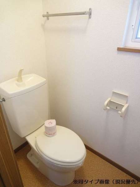 トイレ　※同物件別号室写真となります。