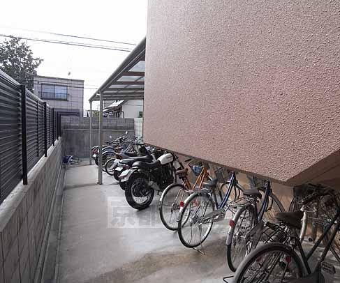 その他共有部分　バイクもとめられる駐輪場。