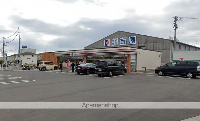 コンビニ　セブンイレブン西市駅前店（コンビニ）まで718m