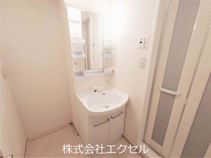 洗面設備　シャワー付き洗面台です。