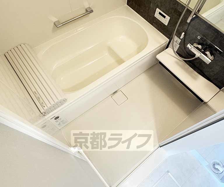 バス・シャワールーム　きれいで大きなバスルームです・