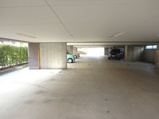 駐車場　屋根付き平面駐車場