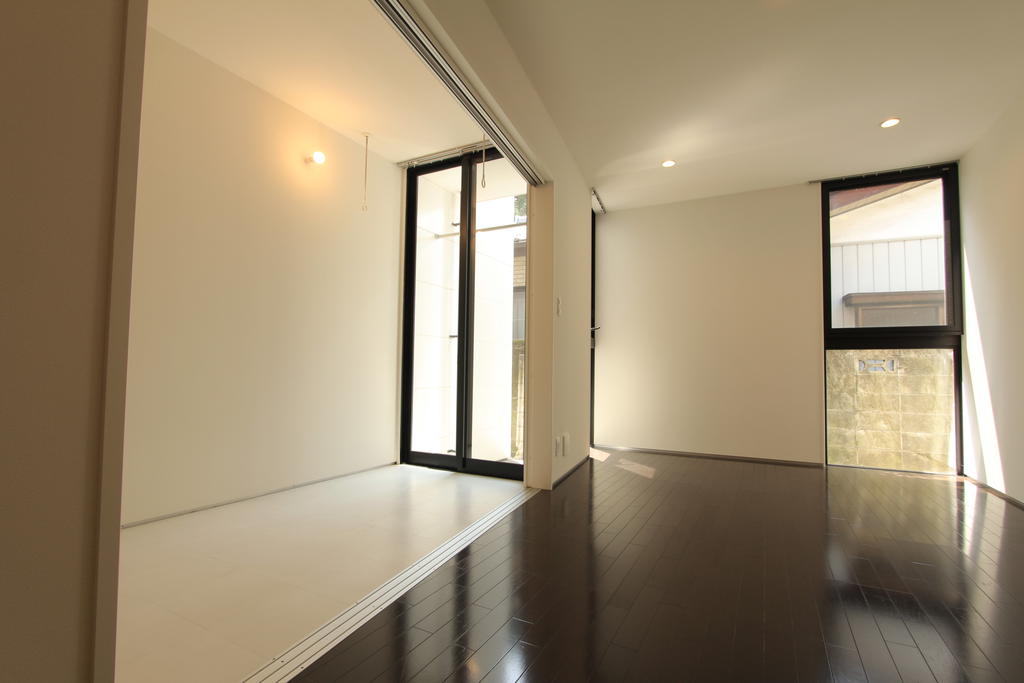 居室・リビング　3枚建ての扉を開けると広く使えます♪