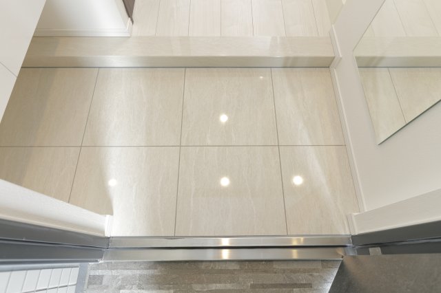 玄関　写真は６０２号室を掲載しています。同タイプになります。