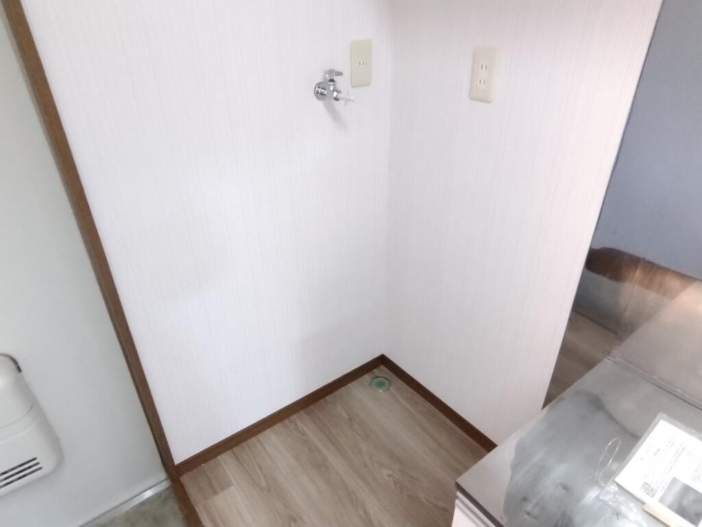 玄関　玄関横に洗濯機置場あり