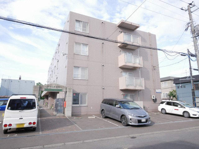 札幌市東区東苗穂三条のマンションの建物外観
