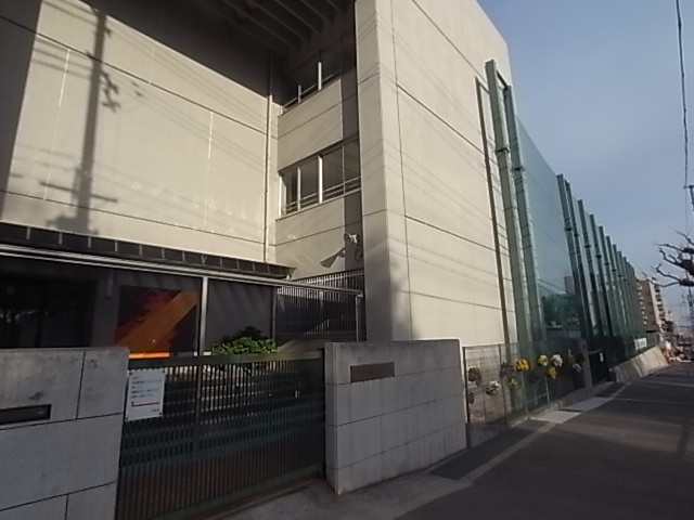 【神戸市灘区高徳町のマンションの中学校】