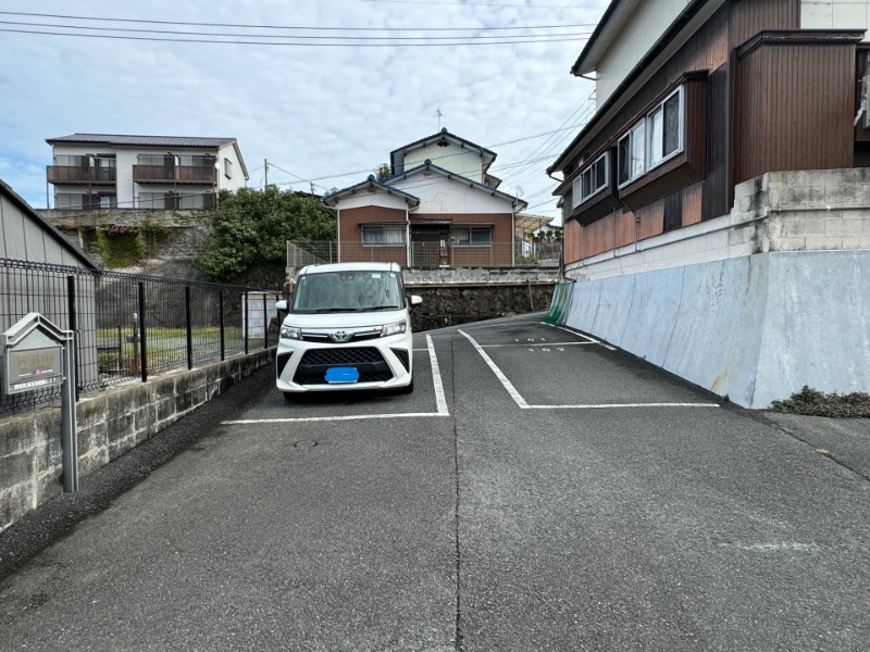 【遠賀郡岡垣町海老津駅前のアパートの駐車場】