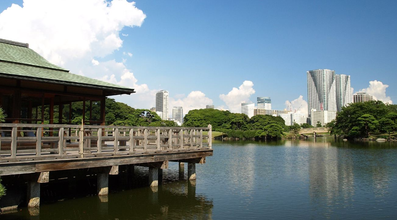 【港区東新橋のマンションの公園】