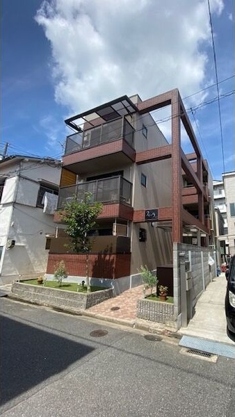 【吹田市寿町のアパートの建物外観】