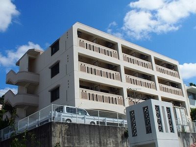 那覇市上之屋のマンションの建物外観