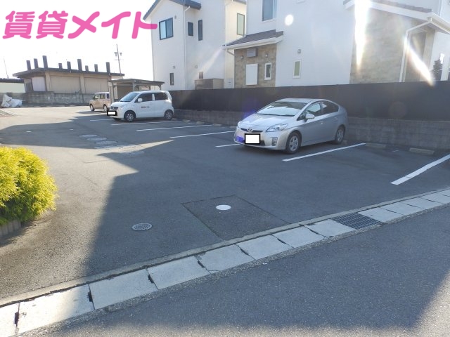 【鈴鹿市住吉のアパートの駐車場】