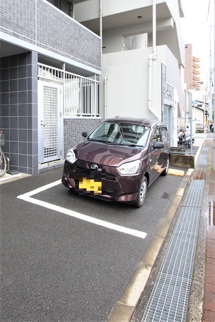 【松山市高砂町のマンションの駐車場】