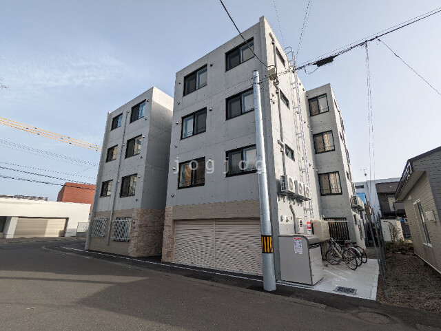 ＭＡＩＳＯＮ　ＢＯＮＨＥＵＲの建物外観