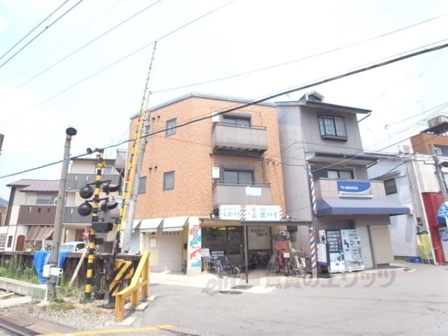 【京都市西京区松尾鈴川町のマンションの建物外観】