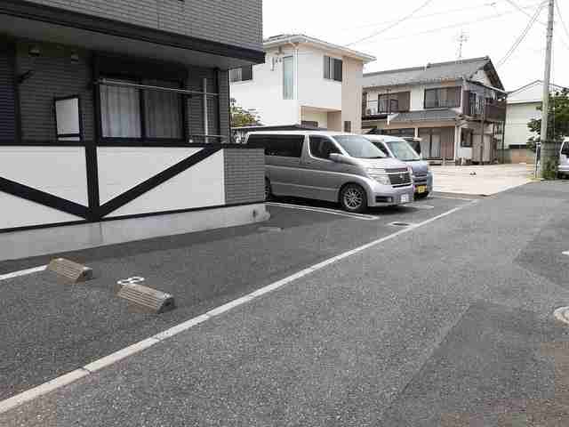 【ブルームスハウスの駐車場】